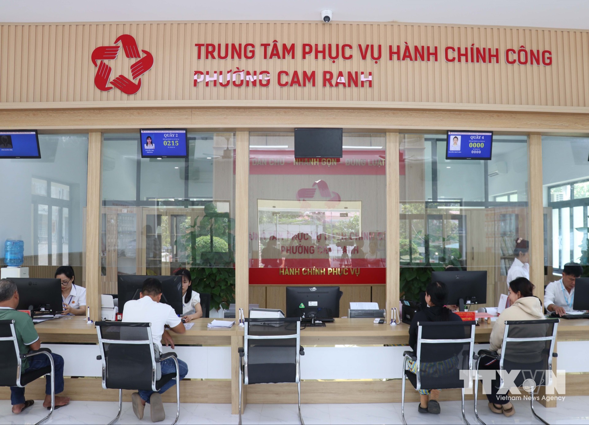 Trung tâm Phục vụ hành chính công phường Cam Ranh trang bị đầy đủ công nghệ hiện đại phục vụ giải quyết các thủ tục hành chính. (Ảnh: Công Thử/TTXVN)
